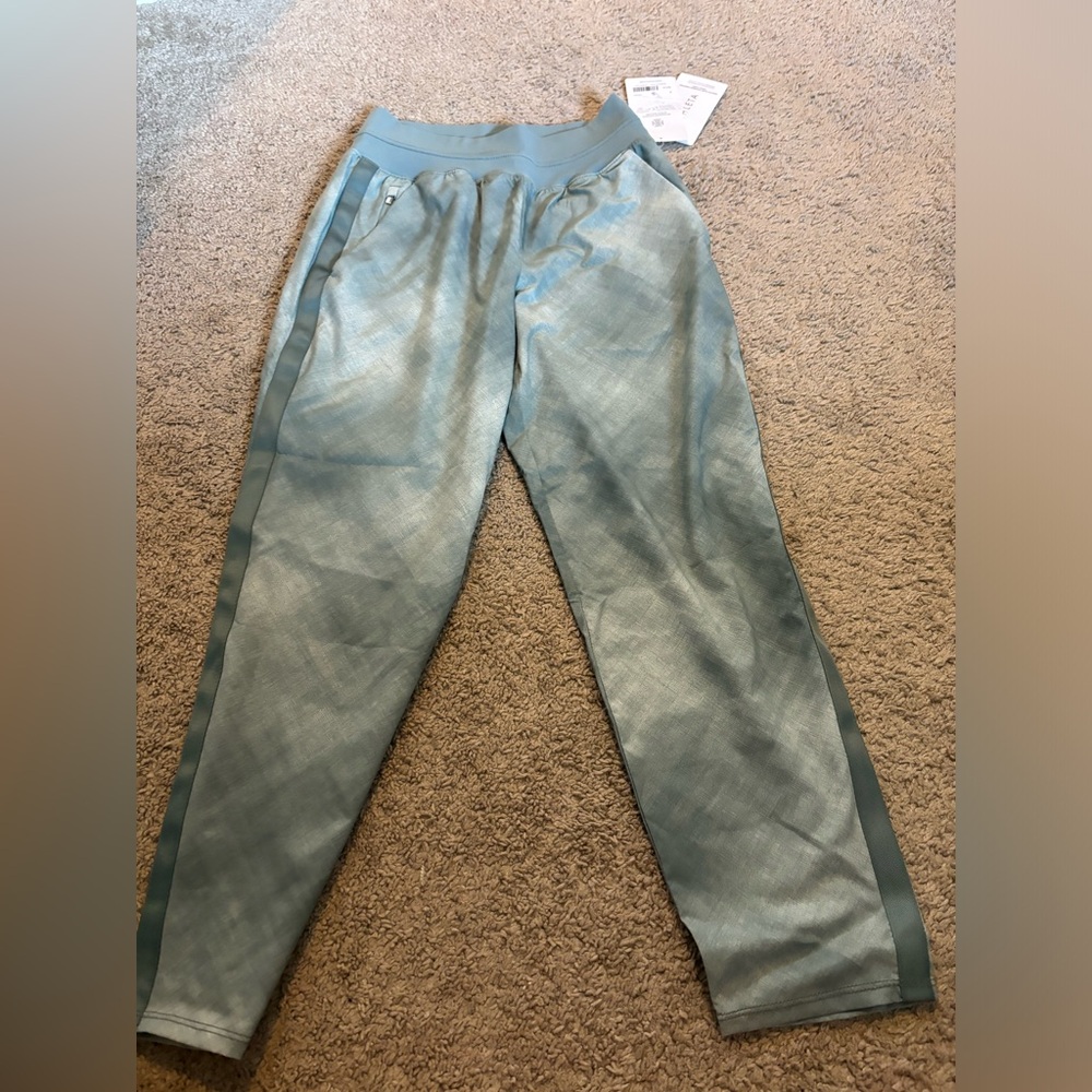 Athleta Slim Tapered Printed Crop Pant (3/4) in Size 2